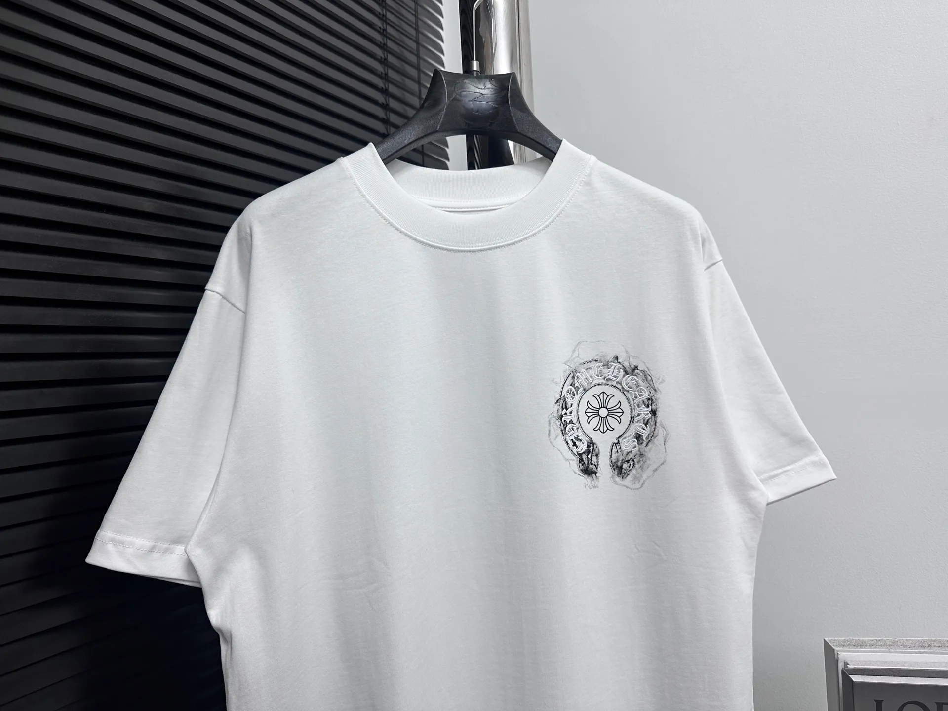 🅿️180 [ChromeHearts] ChromeHearts 24ss horseshoe pulped round neck T-shirt. Original fabric. Official same style. Short-sleeved T-shirt. Customized 260g same vat dyed fabric. Very comfortable to touch. Latest brick cabinet synchronization for spring and summer. Fashionable and personalized. Super versatile and good-looking. Very suitable for both men and women. Must-have style. Tag. Collar label. Washed wheat. Three labels complete. Color: black white. Size: XS-L.